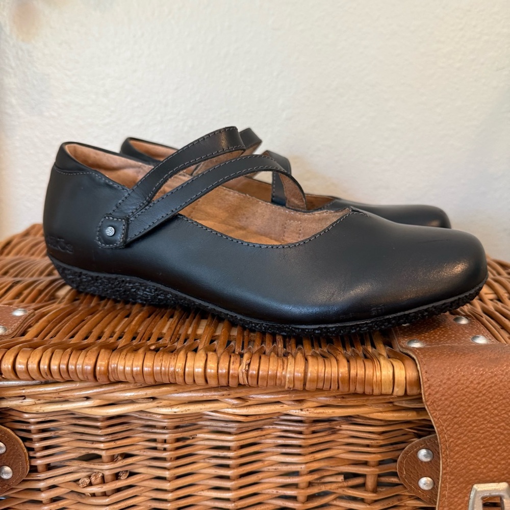 Taos Footwear Black Mary Jane Flats